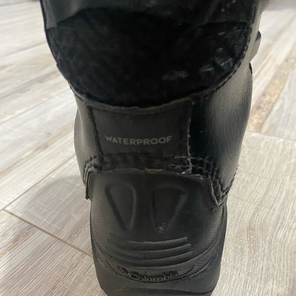 Columbia Kids' Bugaboot Celsius Boot
Style # 1945701
Size: 1 U.S  Color black - Picture 3 of 6